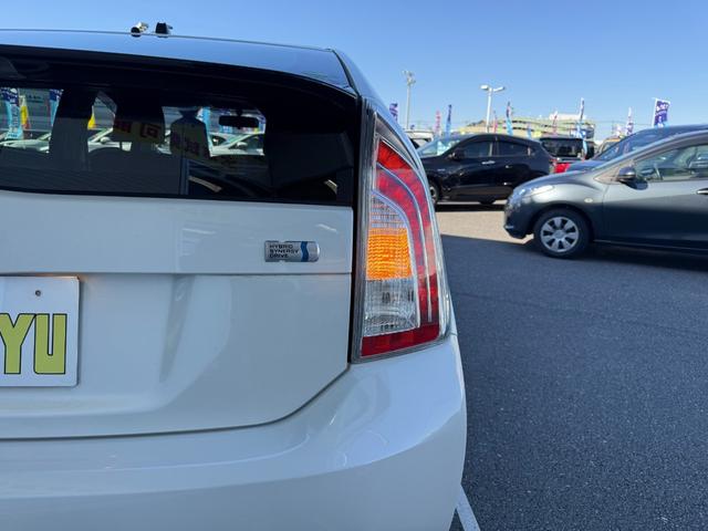 プリウス Ｓ　禁煙車　純正ＳＤナビ　バックカメラ　ＥＴＣ　Ｂｌｕｅｔｏｏｔｈオーディオ　フルセグＴＶ　ＣＤ　ＤＶＤ　ＨＩＤライト　フォグ　オートライト　プッシュスタート　スマートキー　ステリモ　純正１５インチアルミ（42枚目）