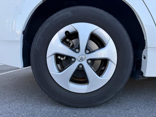 プリウス Ｓ　禁煙車　純正ＳＤナビ　バックカメラ　ＥＴＣ　Ｂｌｕｅｔｏｏｔｈオーディオ　フルセグＴＶ　ＣＤ　ＤＶＤ　ＨＩＤライト　フォグ　オートライト　プッシュスタート　スマートキー　ステリモ　純正１５インチアルミ（43枚目）