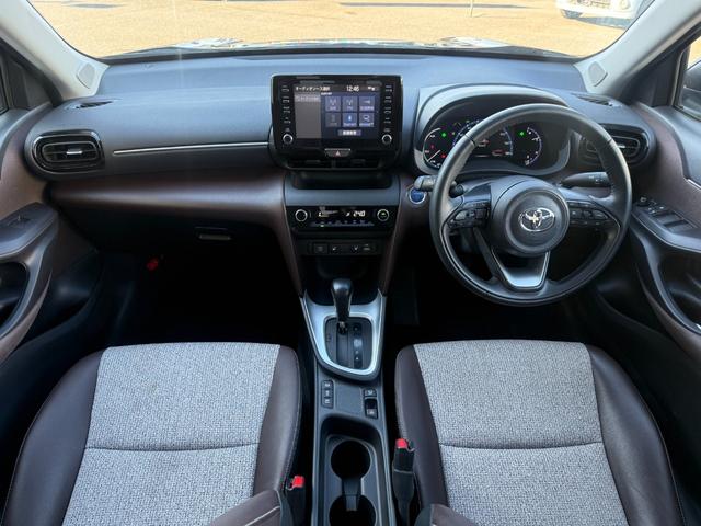 ヤリスクロス ハイブリッドZ 禁煙車 純正9インチディスプレイオーディオ 全方位カメラ ETC2.0 衝突軽減装置 車線逸脱警報 コーナーセンサー Bluetoothオーディオ 電動ハーフレザー シートヒーター LEDヘッドライト(3枚目)