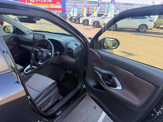 ヤリスクロス ハイブリッドZ 禁煙車 純正9インチディスプレイオーディオ 全方位カメラ ETC2.0 衝突軽減装置 車線逸脱警報 コーナーセンサー Bluetoothオーディオ 電動ハーフレザー シートヒーター LEDヘッドライト(14枚目)