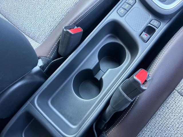 ヤリスクロス ハイブリッドZ 禁煙車 純正9インチディスプレイオーディオ 全方位カメラ ETC2.0 衝突軽減装置 車線逸脱警報 コーナーセンサー Bluetoothオーディオ 電動ハーフレザー シートヒーター LEDヘッドライト(39枚目)