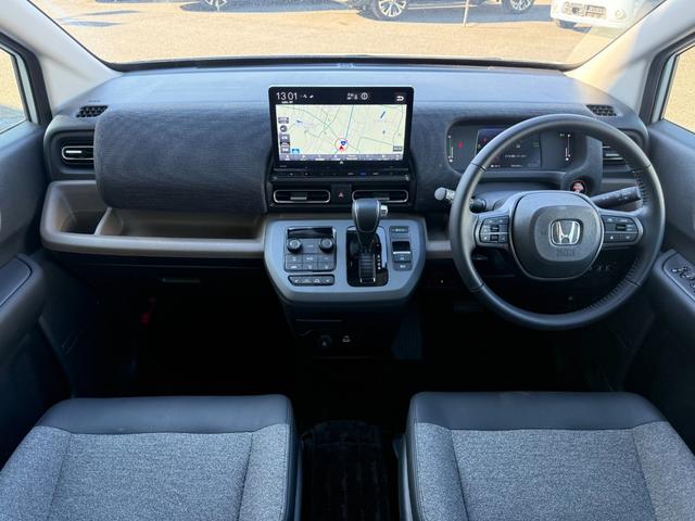 フリード ｅ：ＨＥＶエアー　ＥＸ　禁煙　純正１１．４型ナビ　両側電動スライド　バックカメラ　ＥＴＣ２．０　ＢＳＭ　衝突軽減装置　車線逸脱警報　コーナーセンサー　Ｂｌｕｅｔｏｏｔｈオーディオ　フルセグＴＶ　ＤＶＤ再生　ＬＥＤヘッドライト（3枚目）