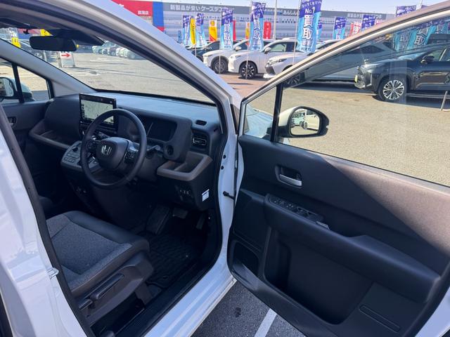 フリード ｅ：ＨＥＶエアー　ＥＸ　禁煙　純正１１．４型ナビ　両側電動スライド　バックカメラ　ＥＴＣ２．０　ＢＳＭ　衝突軽減装置　車線逸脱警報　コーナーセンサー　Ｂｌｕｅｔｏｏｔｈオーディオ　フルセグＴＶ　ＤＶＤ再生　ＬＥＤヘッドライト（14枚目）