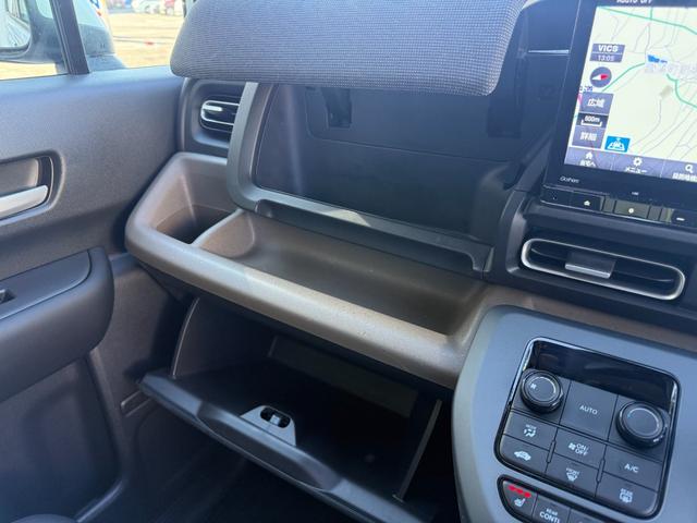 フリード ｅ：ＨＥＶエアー　ＥＸ　禁煙　純正１１．４型ナビ　両側電動スライド　バックカメラ　ＥＴＣ２．０　ＢＳＭ　衝突軽減装置　車線逸脱警報　コーナーセンサー　Ｂｌｕｅｔｏｏｔｈオーディオ　フルセグＴＶ　ＤＶＤ再生　ＬＥＤヘッドライト（42枚目）