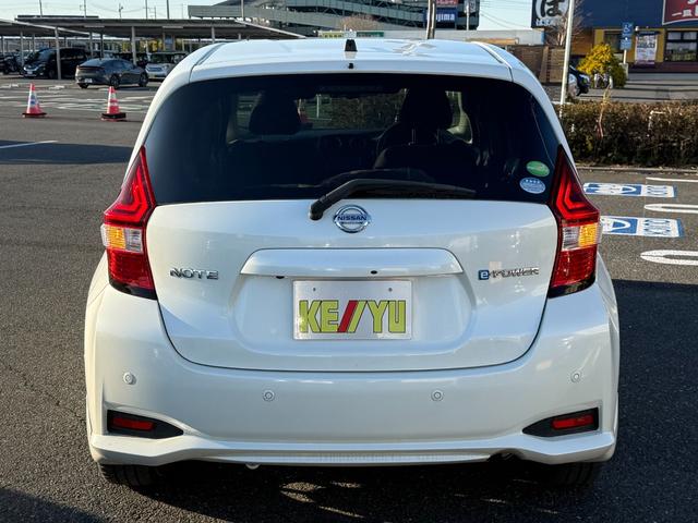 ノート ｅ－パワー　Ｘ　禁煙車　ＳＤナビ　全方位カメラ　ＥＴＣ　衝突軽減装置　車線逸脱警報　デジタルインナーミラー　コーナーセンサー　Ｂｌｕｅｔｏｏｔｈオーディオ　フルセグＴＶ　ＤＶＤ再生　ＬＥＤヘッドライト　夏冬タイヤ有（18枚目）