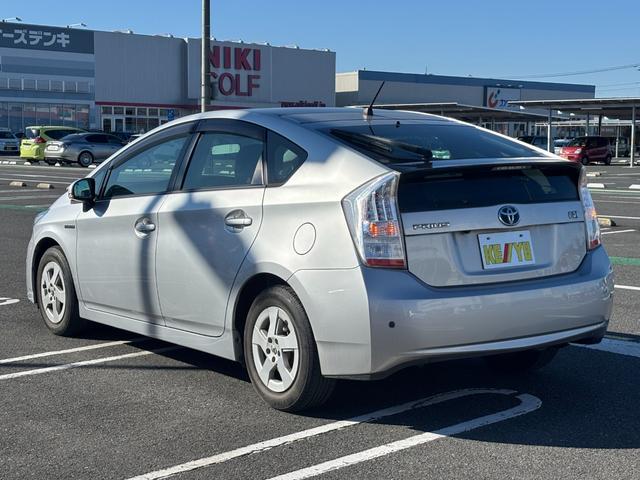 プリウス Ｇ　禁煙者　サンルーフ　メーカーＨＤＤナビ　バックカメラ　コーナーセンサー　ＥＴＣ　クルーズコントロール　Ｂｌｕｅｔｏｏｔｈオーディオ　フルセグＴＶ　ＤＶＤ再生　プッシュスタート　スマートキー　純正アルミ（24枚目）