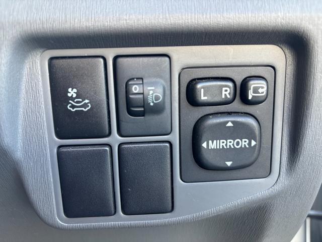 プリウス Ｇ　禁煙者　サンルーフ　メーカーＨＤＤナビ　バックカメラ　コーナーセンサー　ＥＴＣ　クルーズコントロール　Ｂｌｕｅｔｏｏｔｈオーディオ　フルセグＴＶ　ＤＶＤ再生　プッシュスタート　スマートキー　純正アルミ（33枚目）