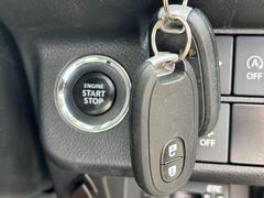 【スマートキー＆プッシュスタート】鍵をポケットやカバンに入れたままドアの解錠と施錠、エンジンの始動までできます。 7