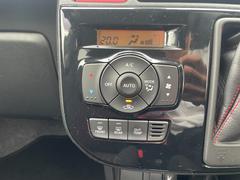 【オートエアコン】設定した温度で、車内の快適さを保ちます。こまめに温度調整するので、コンプレッサーに負荷をかけにくく、燃料の消費量をより少なくできます。 7