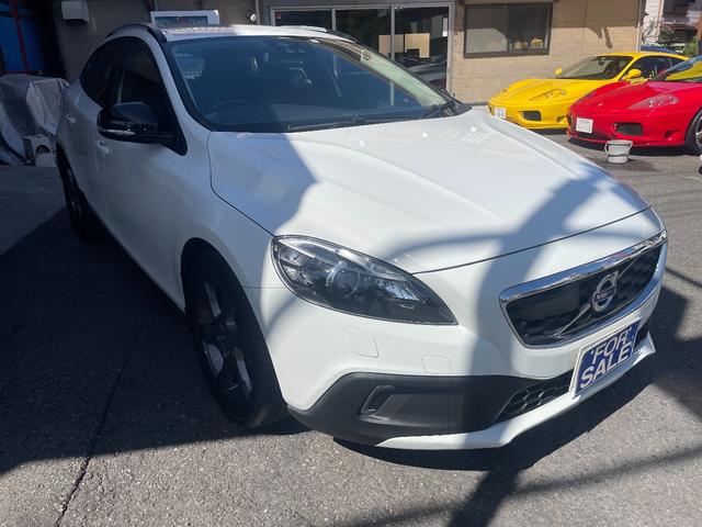 Ｖ４０ クロスカントリー　Ｔ５　ＡＷＤ　レザーシート／シートヒーター／ＴＶ／ＥＴＣ／Ｂｌｕｅｔｏｏｔｈ／ルーフレール（3枚目）