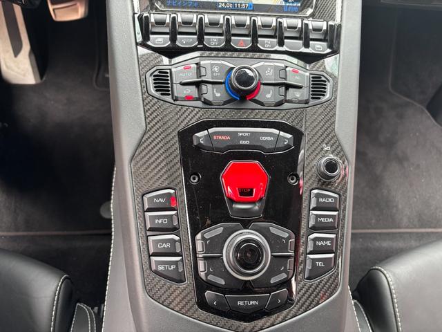 アヴェンタドール S 4WD/正規ディーラー車/リープデザインカーボンエアロ/パワークラフトマフラー/Fリフター/ガラスエンジンフード/センターロック20AW/バックカメラ/デジタルインナーミラー/ETC/記録簿/禁煙車(28枚目)