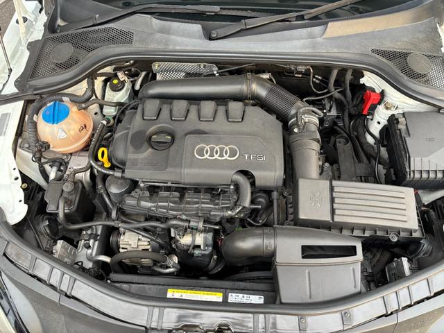 ＴＴクーペ １．８ＴＦＳＩ　Ｓラインコンペティション　正規ディーラー車／後期型／限定車／固定式リアスポイラー／純正１９インチＡＷ／アルカンターラハーフレザーシート／パドルシフト／純正ナビ・フルセグ／バックカメラ／専用グリル／ＨＩＤ／記録簿／禁煙車（15枚目）
