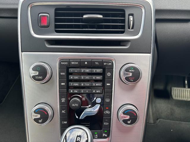 Ｖ６０ Ｄ４　ダイナミックエディション　正規ディーラー車／特別仕様車／クリーンディーゼルターボ／８速ＡＴ／ベージュ本革シート／シートヒーター／パワーシート／純正ナビ／純正１８インチＡＷ／バックカメラ／ＥＴＣ／パドルシフト／記録簿／禁煙車（17枚目）