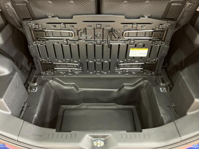 デッキボードの脚を立てれば２段積みも可能になる大容量ラゲージアンダートランク