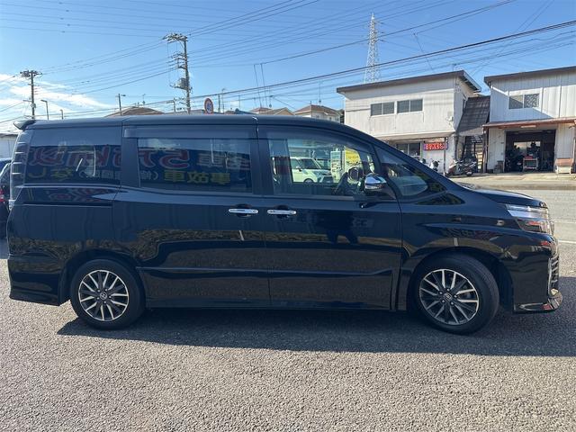 ヴォクシー ZS 煌II エアコン パワーステアリング パワーウインドウ 運転席 助手席エアバック ナビ ETC バックカメラ LEDヘッドライト 衝突被害軽減ブレーキ 7人乗り 両側電動スライドドア 車検令和9年8月(4枚目)