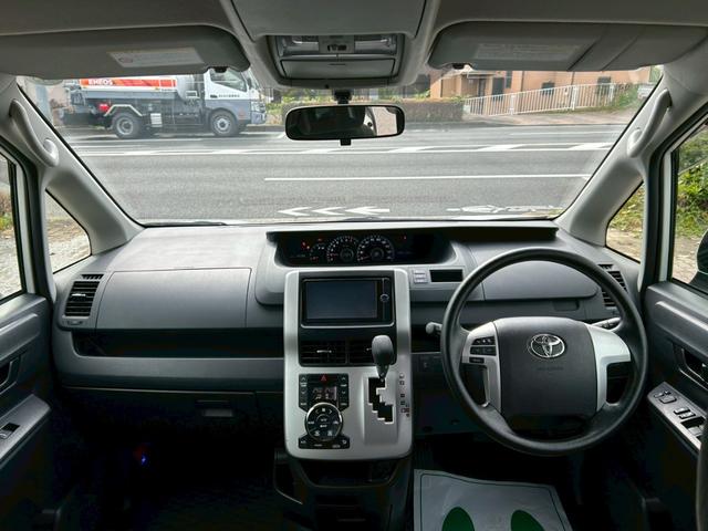 ヴォクシー Ｘ　Ｌエディション　純正ナビ／バックカメラ／ＴＶ／Ｂｌｕｅｔｏｏｔｈ／電動スライドドア／ＥＴＣ／フットライト／プッシュスタート／スマートキー／（8枚目）