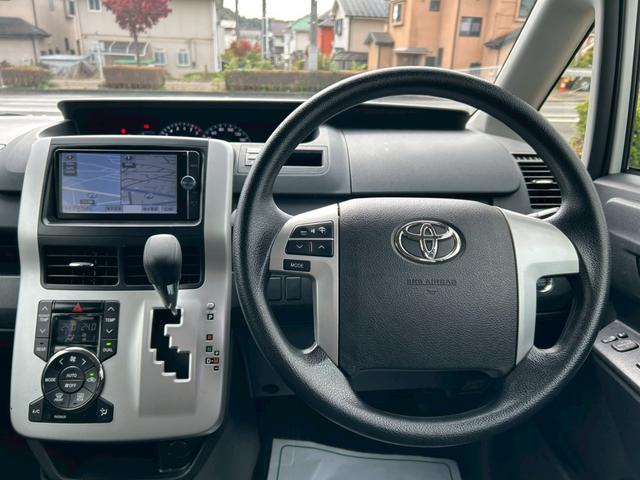 ヴォクシー Ｘ　Ｌエディション　純正ナビ／バックカメラ／ＴＶ／Ｂｌｕｅｔｏｏｔｈ／電動スライドドア／ＥＴＣ／フットライト／プッシュスタート／スマートキー／（9枚目）
