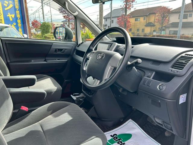 ヴォクシー Ｘ　Ｌエディション　純正ナビ／バックカメラ／ＴＶ／Ｂｌｕｅｔｏｏｔｈ／電動スライドドア／ＥＴＣ／フットライト／プッシュスタート／スマートキー／（20枚目）