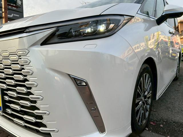 ＬＭ ＬＭ５００ｈ　バージョンＬ　１９インチ鍛造アルミホイール　左右独立ムーンルーフ　後席モニター　白革シート　後席タブレット　ユニバーサルステップ　３眼ヘッドライト　マークレビンソン　パワーバックドア　全方位カメラ　ＢＳＭ　ＨＵＤ（5枚目）