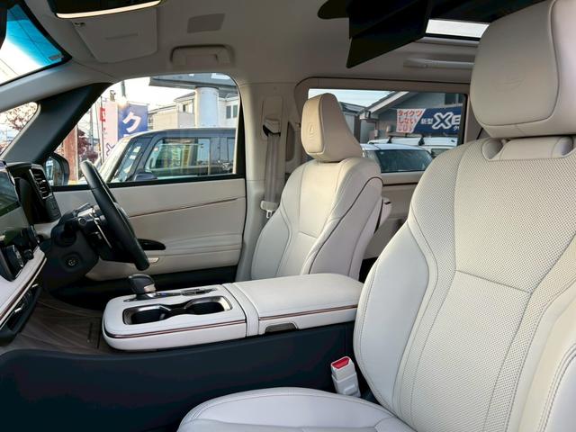 ＬＭ ＬＭ５００ｈ　バージョンＬ　１９インチ鍛造アルミホイール　左右独立ムーンルーフ　後席モニター　白革シート　後席タブレット　ユニバーサルステップ　３眼ヘッドライト　マークレビンソン　パワーバックドア　全方位カメラ　ＢＳＭ　ＨＵＤ（65枚目）