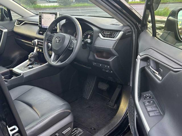 ＲＡＶ４ Ｇ　Ｚパッケージ　パノラマムーンルーフ　パノラミックビューモニター　ワンオーナー　セーフティセンス　レーダークルーズコントロール　ＢＳＭ　パワーバックドア　パワーシート　ステアリングヒーター　ＬＥＤヘッドライト（16枚目）