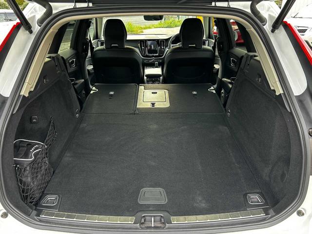 XC60 B5 AWD モーメンタム クライメートPKG(シートヒーター後部座席、ステアリングヒーター) パワーシートプラスPKG 革シート センターディスプレイ パワーシート パワーバックドア クルコン パキングセンサー(25枚目)