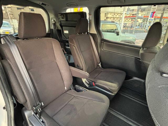 後部座席も気になるようなキズ・汚れやへたり等、大きなダメージはなく、良好な状態です。