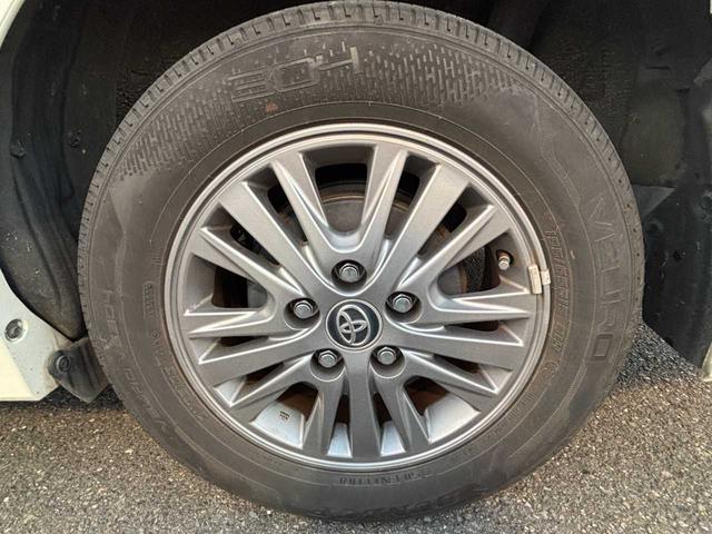 外観にマッチした純正アルミホイールを装着しております。