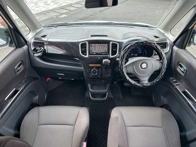 全体的に使用感の少ない良好な車内です。