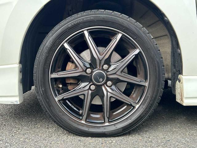 ドレスアップされた社外アルミホイールを装備☆