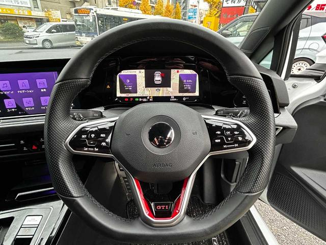 ステアリングは、常に目にする重要部分！同じ様でいて、それぞれのデザインや装備に、メーカーのこだわりが感じられます！