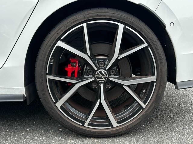 外観にマッチした純正アルミホイールを装着しております。