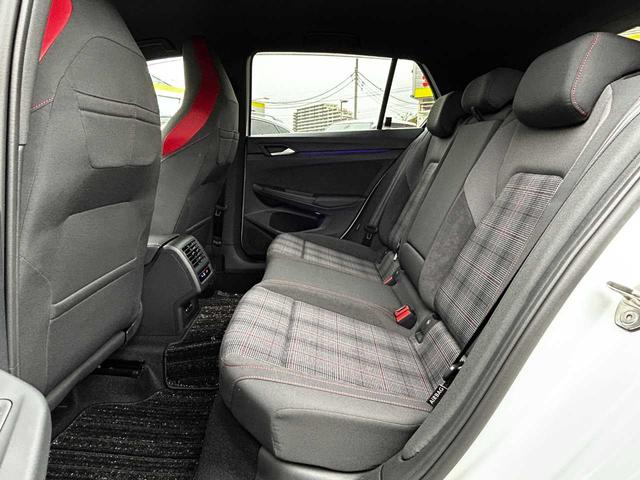 後部座席も気になるようなキズ・汚れやへたり等、大きなダメージはなく、良好な状態です。