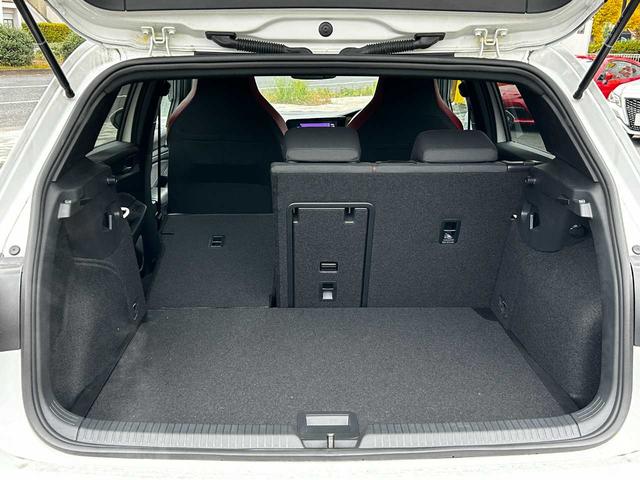 左右分割式で人数や荷物の量に合わせてシートアレンジが可能です◎