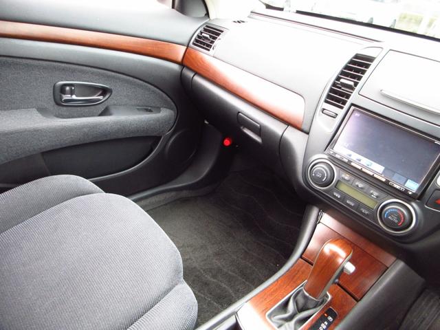 ブルーバードシルフィ ２０Ｓ　ナビ　テレビ　ブルートゥース　ＣＤ　ＤＶＤ　Ｂカメラ　インテリキー　オートエアコン　オートライト　フォグ　リアスモークフィルム　ドアバイザー　急発進防止システム　スペアキー（45枚目）