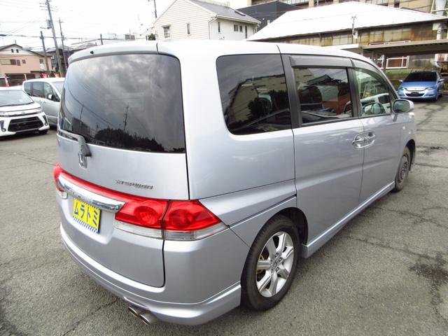 ステップワゴン G Lパッケージ フローリングフロア 8人乗り ナビ CD DVD ETC Bカメラ 両側パワースライドドア 純正フルエアロ 純正アルミ 社外マフラー HID シートカバー オート電格ミラー キーレス ステアリモコン(7枚目)