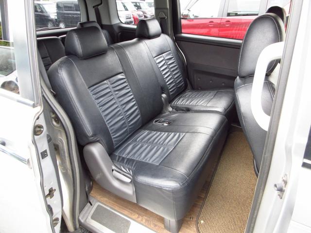 ステップワゴン G Lパッケージ フローリングフロア 8人乗り ナビ CD DVD ETC Bカメラ 両側パワースライドドア 純正フルエアロ 純正アルミ 社外マフラー HID シートカバー オート電格ミラー キーレス ステアリモコン(12枚目)