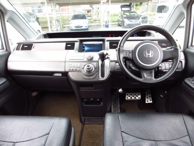 ステップワゴン G Lパッケージ フローリングフロア 8人乗り ナビ CD DVD ETC Bカメラ 両側パワースライドドア 純正フルエアロ 純正アルミ 社外マフラー HID シートカバー オート電格ミラー キーレス ステアリモコン(16枚目)