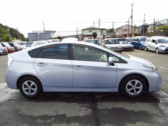 プリウス Ｓ　後期型　ナビ　フルセグ　ＥＴＣ　Ｂカメラ　前後ドライブレコーダー　純正アルミ　ＨＩＤオートライト　リアスモークフィルム　カーテンエアバッグ　トノカバー　ステアリモコン　取説　保証書（9枚目）