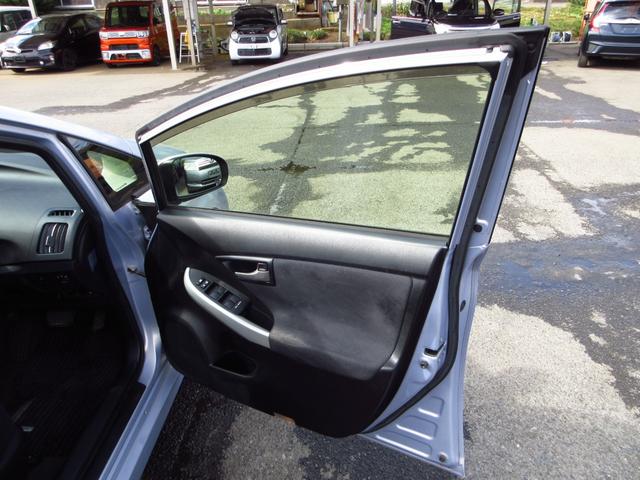 プリウス Ｓ　後期型　ナビ　フルセグ　ＥＴＣ　Ｂカメラ　前後ドライブレコーダー　純正アルミ　ＨＩＤオートライト　リアスモークフィルム　カーテンエアバッグ　トノカバー　ステアリモコン　取説　保証書（52枚目）