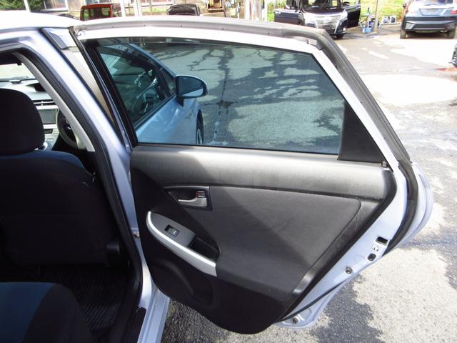 プリウス Ｓ　後期型　ナビ　フルセグ　ＥＴＣ　Ｂカメラ　前後ドライブレコーダー　純正アルミ　ＨＩＤオートライト　リアスモークフィルム　カーテンエアバッグ　トノカバー　ステアリモコン　取説　保証書（53枚目）