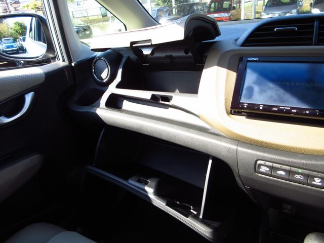 フィットシャトルハイブリッド ハイブリッド・スマートセレクション コンビシート ナビ テレビ ETC Bカメラ クルーズコントロール スマートキー 助手席回転シート 革巻きステアリング HIDオートライト フォグ オートエアコン ステアリモコン ECON 保証書(50枚目)