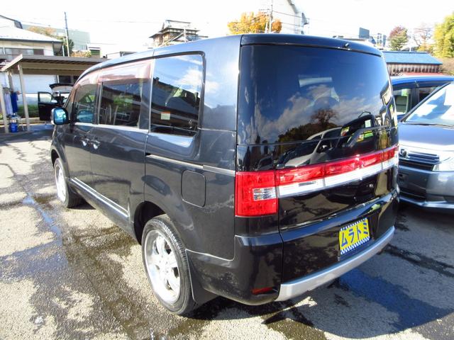 デリカＤ：５ Ｇ　ナビパッケージ　パートタイム４ＷＤ　８人乗り　社外マフラー　社外１９インチアルミ　エアロ　パドルシフト　ナビ　ＥＴＣ　Ｂカメラ　左パワースライドドア　クルーズコントロール　ＨＩＤオートライト　フォグ　スマートキー（5枚目）