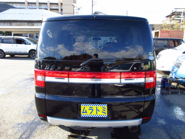 デリカＤ：５ Ｇ　ナビパッケージ　パートタイム４ＷＤ　８人乗り　社外マフラー　社外１９インチアルミ　エアロ　パドルシフト　ナビ　ＥＴＣ　Ｂカメラ　左パワースライドドア　クルーズコントロール　ＨＩＤオートライト　フォグ　スマートキー（6枚目）