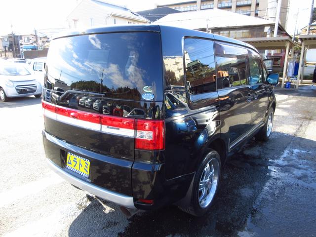 デリカＤ：５ Ｇ　ナビパッケージ　パートタイム４ＷＤ　８人乗り　社外マフラー　社外１９インチアルミ　エアロ　パドルシフト　ナビ　ＥＴＣ　Ｂカメラ　左パワースライドドア　クルーズコントロール　ＨＩＤオートライト　フォグ　スマートキー（7枚目）