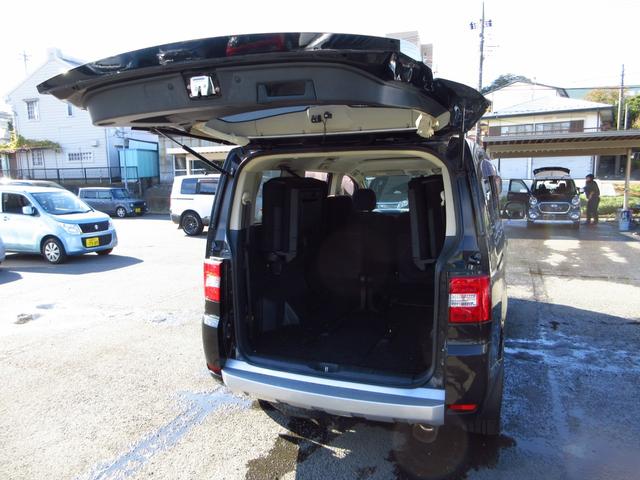 デリカＤ：５ Ｇ　ナビパッケージ　パートタイム４ＷＤ　８人乗り　社外マフラー　社外１９インチアルミ　エアロ　パドルシフト　ナビ　ＥＴＣ　Ｂカメラ　左パワースライドドア　クルーズコントロール　ＨＩＤオートライト　フォグ　スマートキー（14枚目）