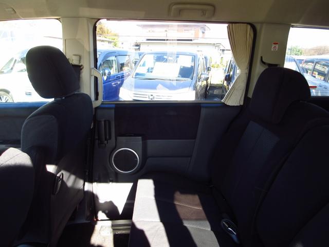 後席プライバシーガラス