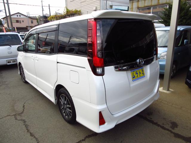 ノア Ｓｉ　７人乗り　ナビ　フルセグ　ＥＴＣ　Ｂカメラ　フリップダウンモニター　両側パワースライドドア　純正エアロ　純正アルミ　ＬＥＤオートライト　フォグ　リアスモークフィルム　シートカバー　革巻きステアリング（5枚目）