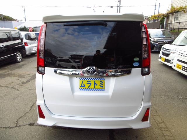 ノア Ｓｉ　７人乗り　ナビ　フルセグ　ＥＴＣ　Ｂカメラ　フリップダウンモニター　両側パワースライドドア　純正エアロ　純正アルミ　ＬＥＤオートライト　フォグ　リアスモークフィルム　シートカバー　革巻きステアリング（6枚目）