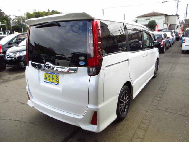 ノア Ｓｉ　７人乗り　ナビ　フルセグ　ＥＴＣ　Ｂカメラ　フリップダウンモニター　両側パワースライドドア　純正エアロ　純正アルミ　ＬＥＤオートライト　フォグ　リアスモークフィルム　シートカバー　革巻きステアリング（7枚目）